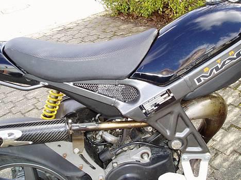 Suzuki street magic - har lavet gitter som jeg har malet og sat i oale huller billede 7