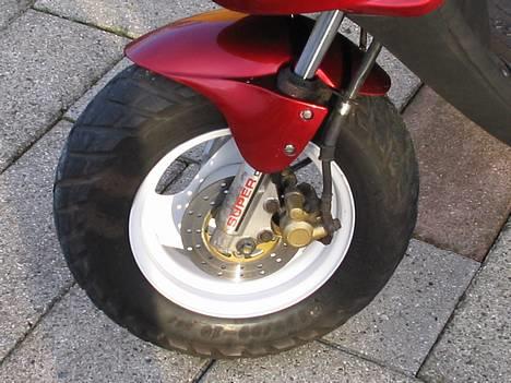PGO HOT50 EVO 2000 - Fælgene er blevet malet hvide..... billede 7