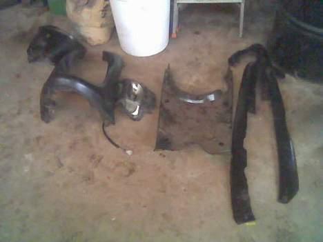 Yamaha Jog space projekt *Solgt* - disse skjolde skal spartles/repareres så de kan blive klar til slibning og lakering billede 6