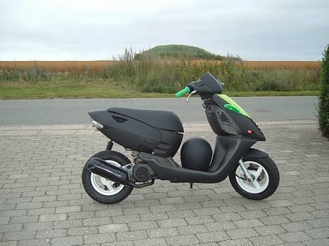 Aprilia Sonic - Min mat sort hjelm og mine matsorte skjolde;)  billede 5