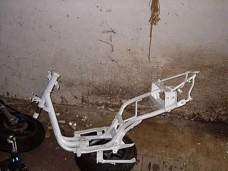 Yamaha bws ng byttet til jog - det er stellet der hvor det var blevet sandblæst og malet hvidt billede 10