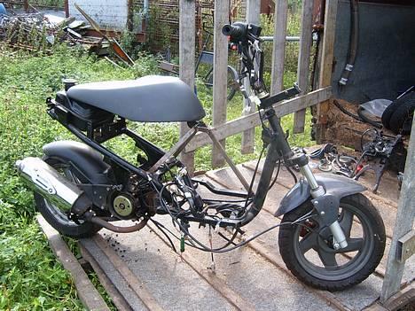 Aprilia sonic/hussar lc TIL SALG - ja det var jo også her min chopper stod gemt da den blev stjålet men nu er der 12 kameraer fordelt på vores grund hehe så de prøver bare igen hvis de tør:) billede 1