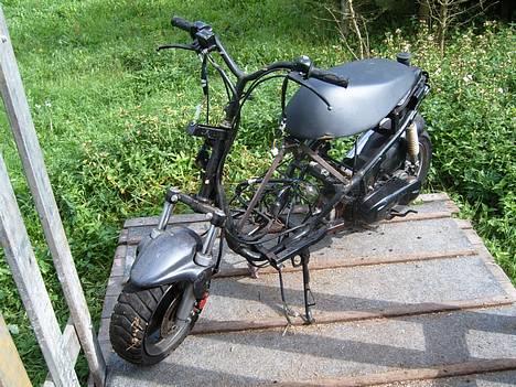 Aprilia sonic/hussar lc TIL SALG - ja det var jo også her min chopper stod gemt da den blev stjålet men nu er der 12 kameraer fordelt på vores grund hehe så de prøver bare igen hvis de tør:) billede 2