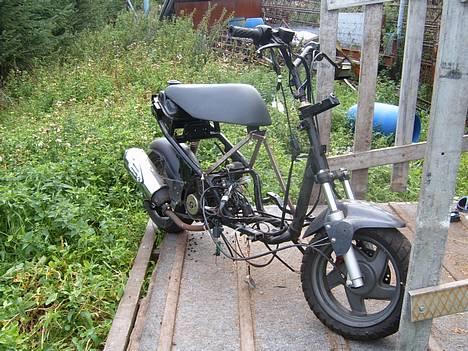 Aprilia sonic/hussar lc TIL SALG - ja det var jo også her min chopper stod gemt da den blev stjålet men nu er der 12 kameraer fordelt på vores grund hehe så de prøver bare igen hvis de tør:) billede 4