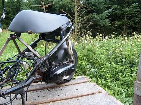 Aprilia sonic/hussar lc TIL SALG - ja det var jo også her min chopper stod gemt da den blev stjålet men nu er der 12 kameraer fordelt på vores grund hehe så de prøver bare igen hvis de tør:) billede 5