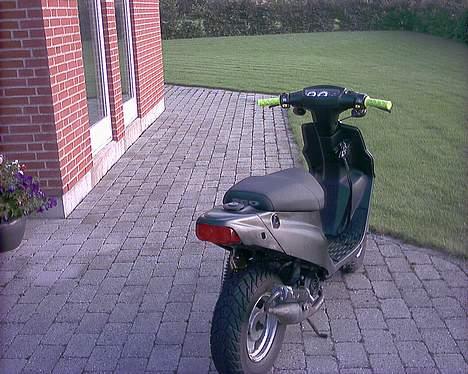 PGO HOT50 (Til salg?) - Taget omme baghuset, frækt ikke? Se lige far´s fine græsplæne? (:D) billede 1