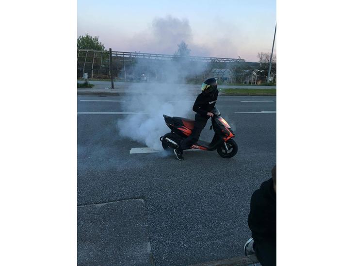 {{currentPhoto.altText}} billede {{currentPhoto.number}}