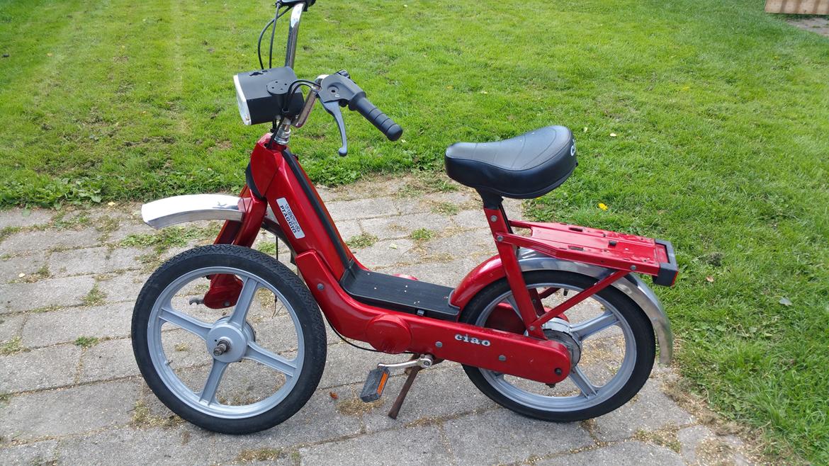 Vespa Ciao SOLGT. - Klar til nye dæk, de gamle dæk var færdige.  billede 2