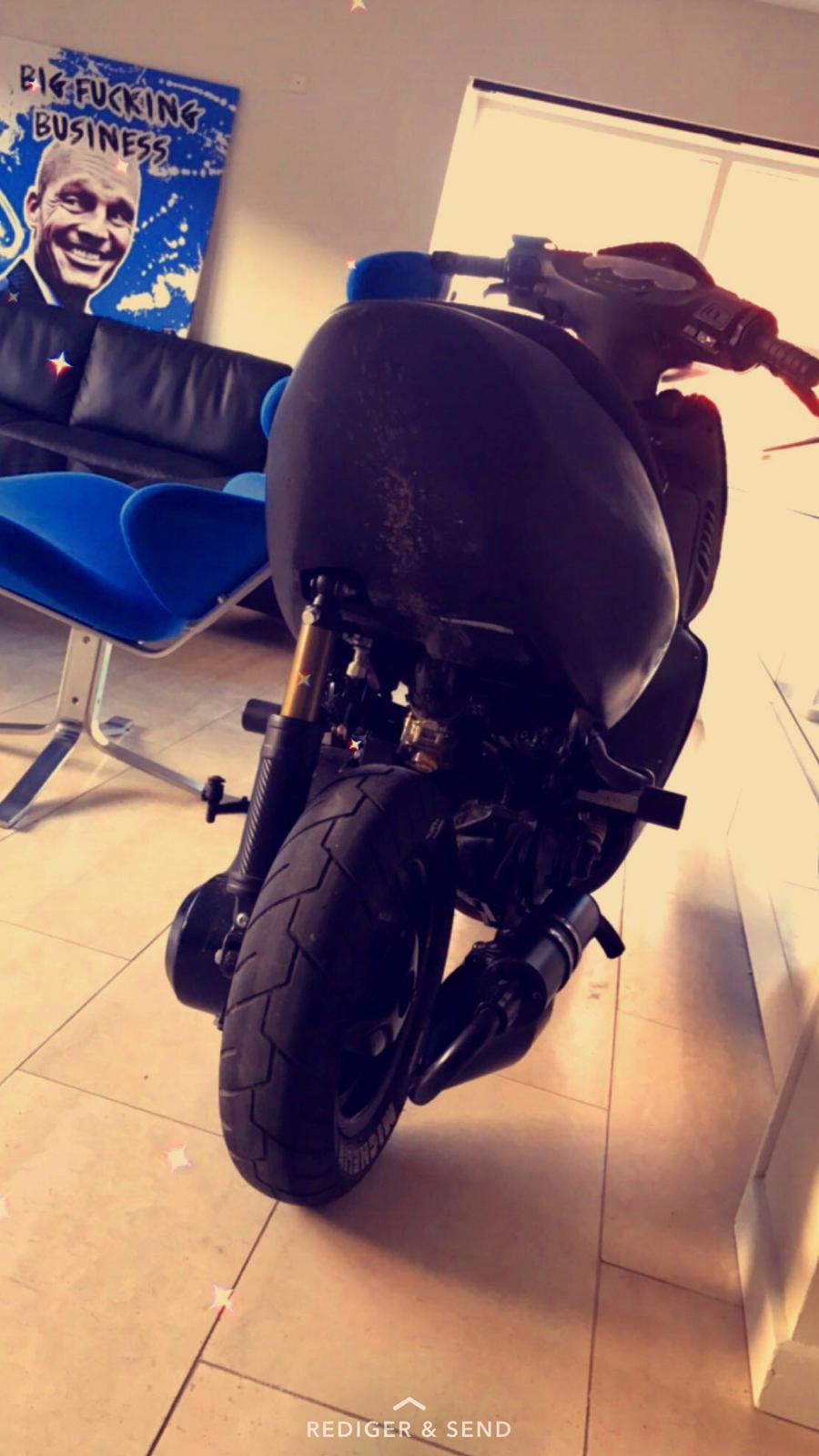 Aprilia Sonic LC - Står i varmen 😏 billede 9