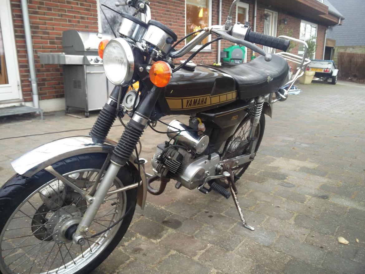 Yamaha Fs1 4g - Som den står idag. 1 år efter de første 7 billeder, har været brugt som hverdags knallert siden, derfor det lovlige "look" XD  billede 8