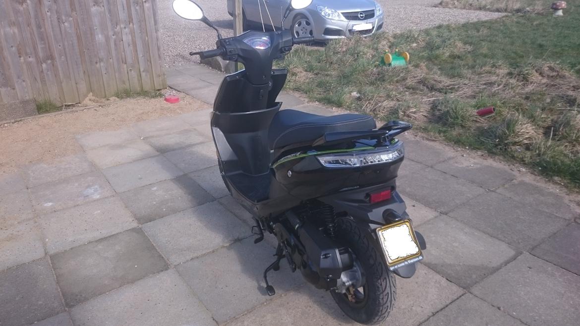 VGA Explora - Jeg synes sådan set at bagenden er designet ret flot. fint rund form og smart detalje med den grønne staffering. billede 4