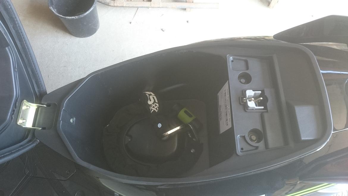 VGA Explora - Rummet under sædet kan godt indeholde en styrt hjem. Ellers er der plads til kædelås og små indkøb. billede 10