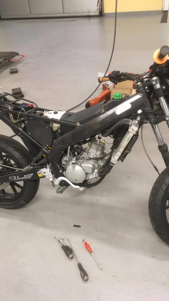 Derbi senda drd - lige da jeg fik den, fjernede alt fik den pudset og udskiftet en masse bolter med rust på til nye orginale billede 7