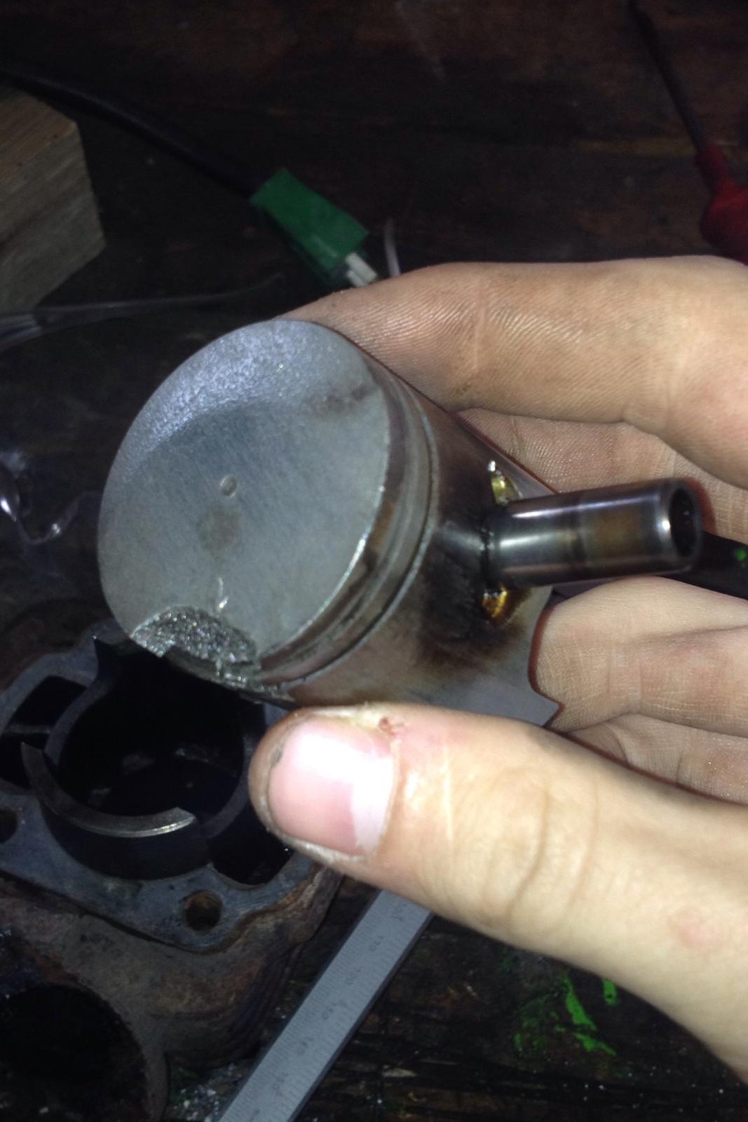 PGO Hot 50 - Det gamle stempel fik fat i udstødningsporten :( billede 6