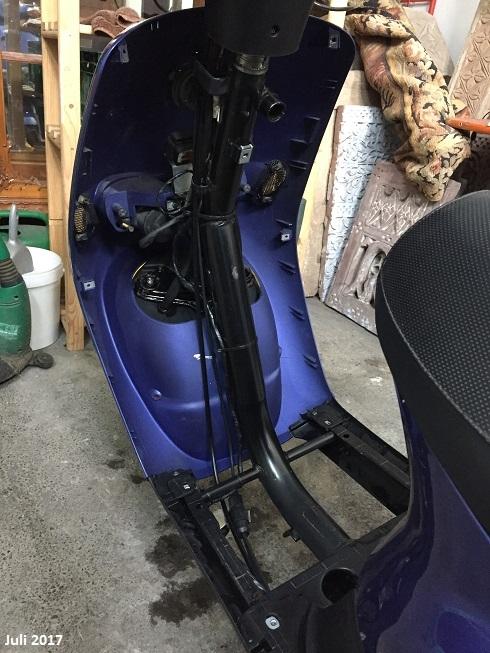 Piaggio Zip FastRider SSL 50 (Solgt Juli 2018, 550€) - Har koebt et handskerum der skal monteres, og skulle alligevel have skjoldene af, da jeg skifter alle 3 laase ud, med nye. billede 14