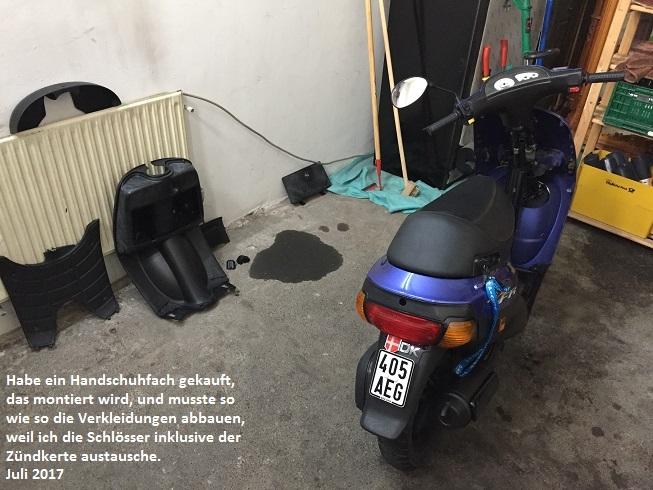 Piaggio Zip FastRider SSL 50 (Solgt Juli 2018, 550€) - Har koebt et handskerum der skal monteres, og skulle alligevel have skjoldene af, da jeg skifter alle 3 laase ud, med nye. billede 12
