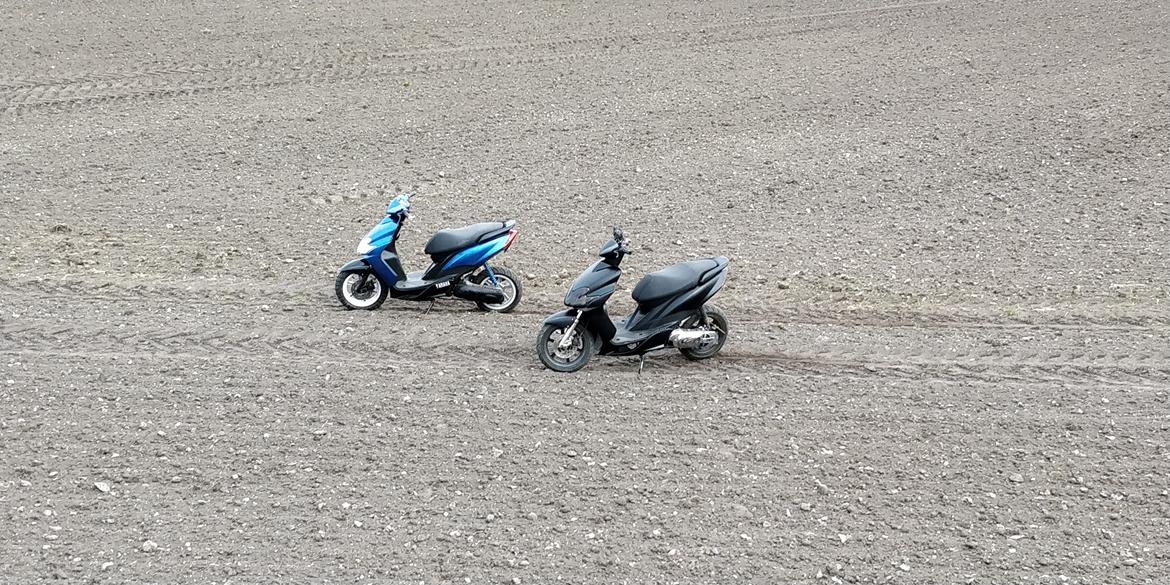 Yamaha Yamaha jog R  Solgt - Den bå og sorte er min lillebrors :D billede 10