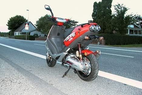 Aprilia SR 50 - alle skruer osv. er skiftet ud med rød alu billede 5