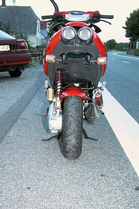 Aprilia SR 50 - lækker bagenden, spejlglas på det hele, samt alu bagfodhviler, og gas/oliefjedre billede 10