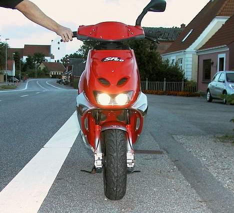 Aprilia SR 50 - forenden med lys, racerspejle er på vej, samt oversize bremseskive billede 13