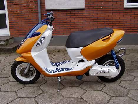 Aprilia Sonic (Orange Power) - Sædebetrækket sidder lidt af lort fordi jeg snart skal ha hvidt sæde.. så har hevet det lidt af henne bag i. billede 2