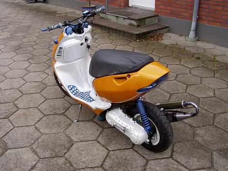 Aprilia Sonic (Orange Power) - Sædebetrækket sidder lidt af lort fordi jeg snart skal ha hvidt sæde.. så har hevet det lidt af henne bag i. billede 3