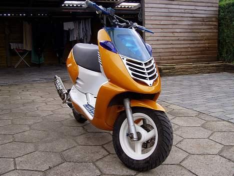 Aprilia Sonic (Orange Power) - Sædebetrækket sidder lidt af lort fordi jeg snart skal ha hvidt sæde.. så har hevet det lidt af henne bag i. billede 5