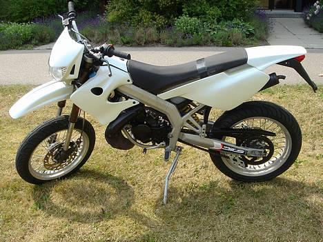 Derbi Senda SM SOLGT - Så blev den perlemor hvid men blå skær. Total porno billede 1