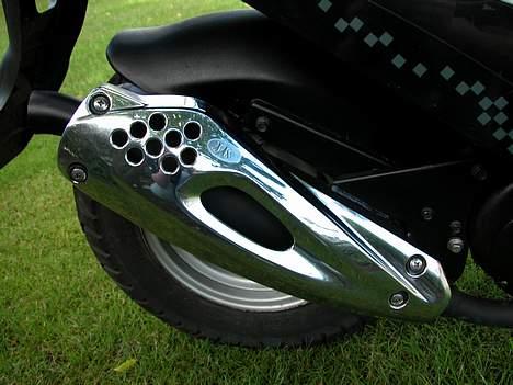 PGO hot 50  SOLGT - blinklys, begagebærer , klistermærker og bagskærm er pillet af billede 2