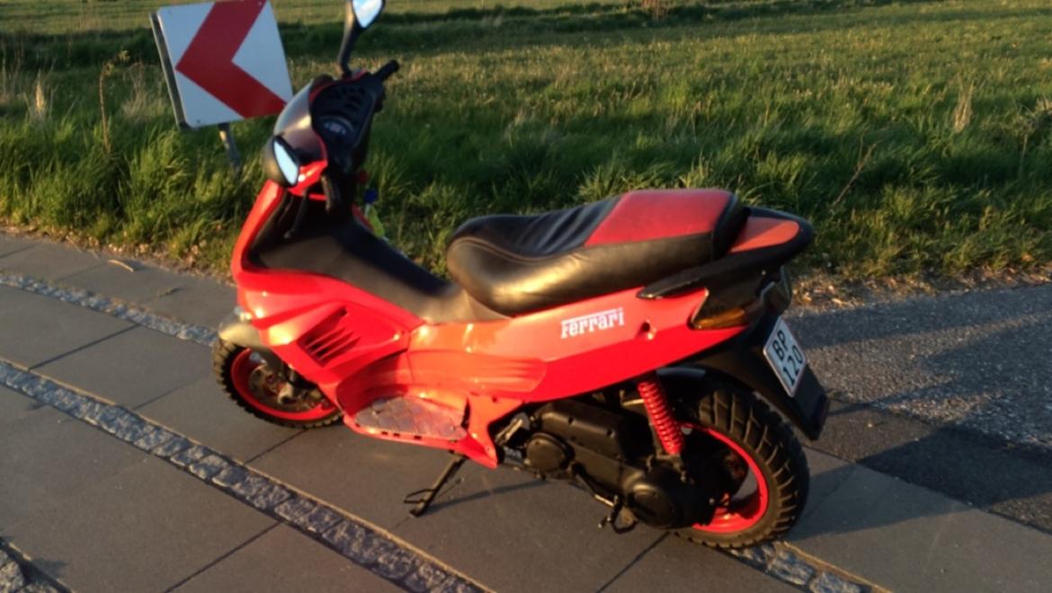 Gilera Runner SP 45er med min fede Ferrari skjolde  billede 2