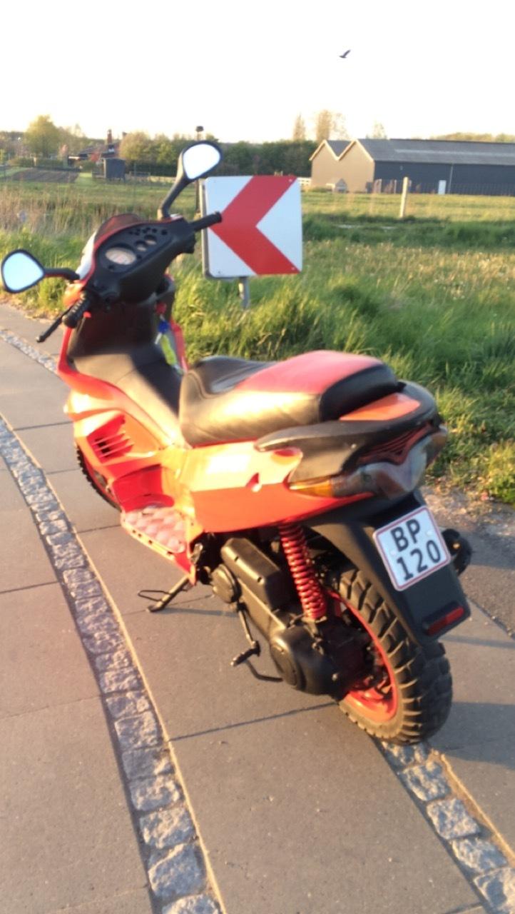 Gilera Runner SP 45er med min fede Ferrari skjolde  billede 3