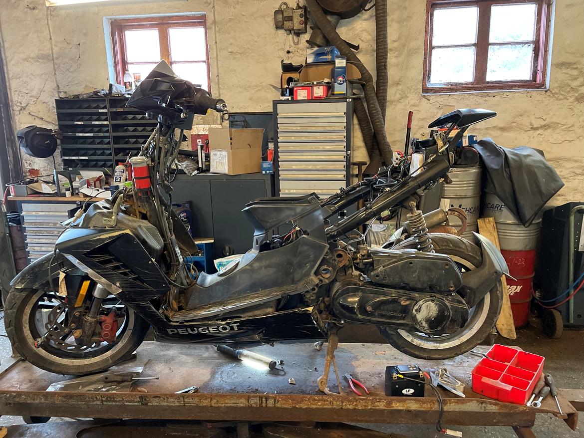 Peugeot Speedfight 3 - Da vi kom hjem så begyndte jeg at skille den ad, for at se hvor slemt det egentlig var billede 11