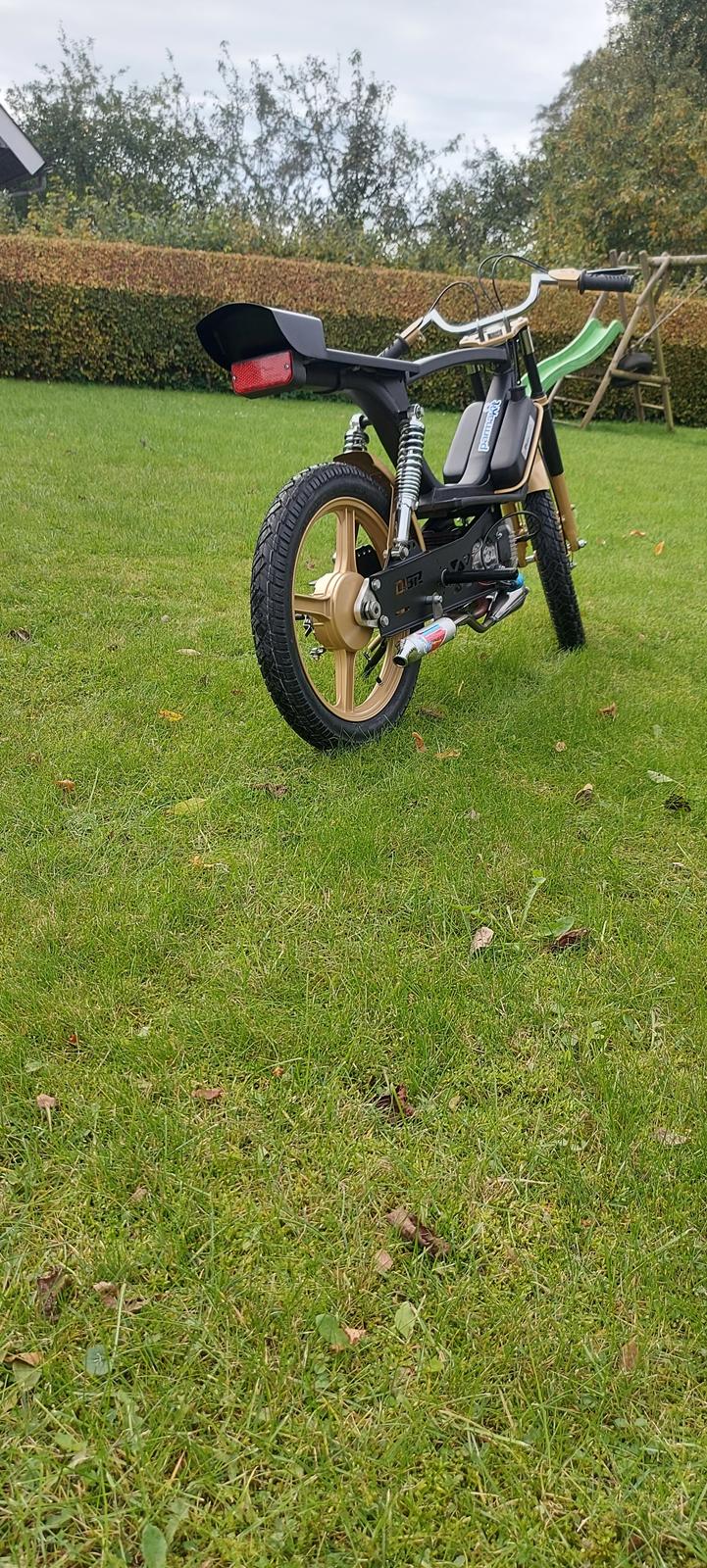 Piaggio Bravo Racer ombygget billede 4