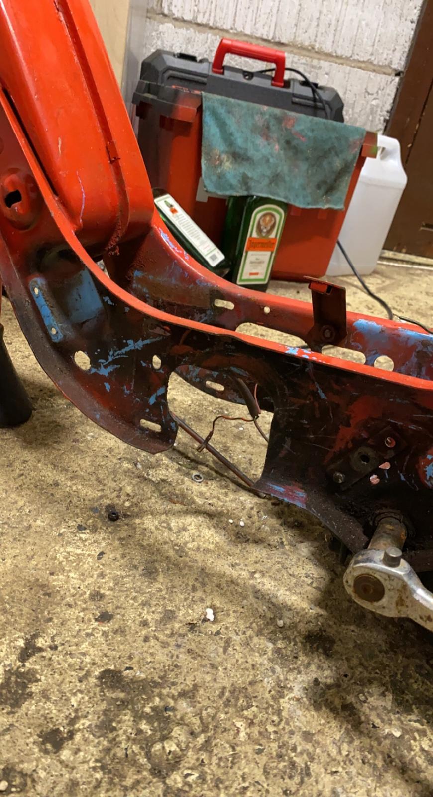 Vespa Ciao - Tidligere ejere havde skåret hul i stellet  billede 11