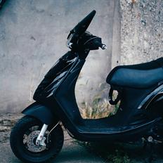 Piaggio Zip 4T (Dark Knight)