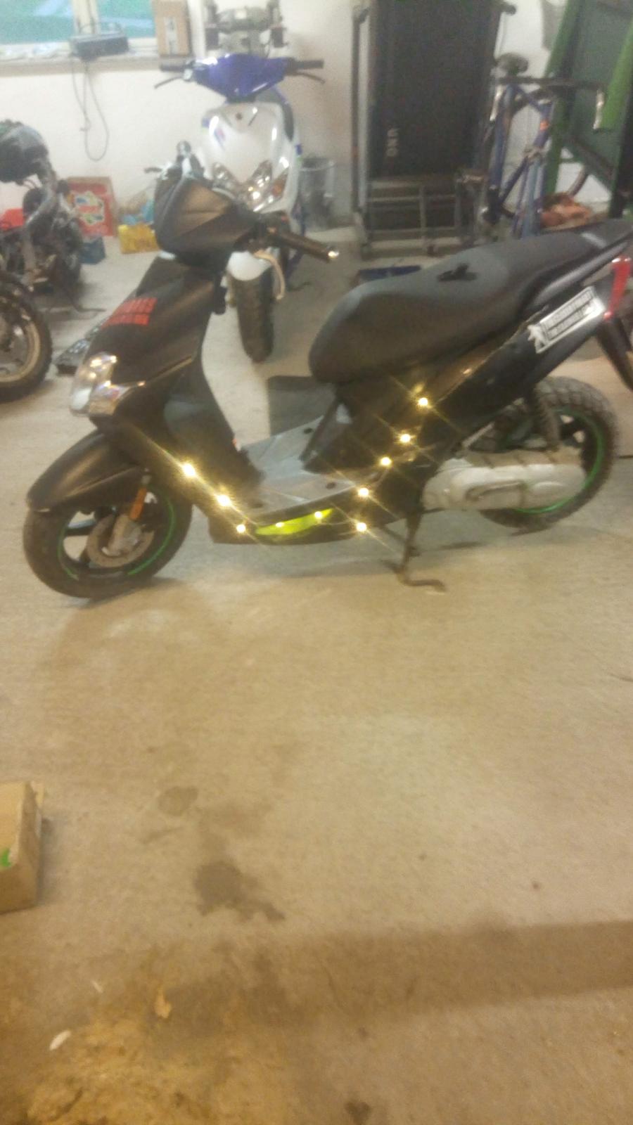 Yamaha Jog r - lidt jule stemning skal der til, også når man kører billede 30