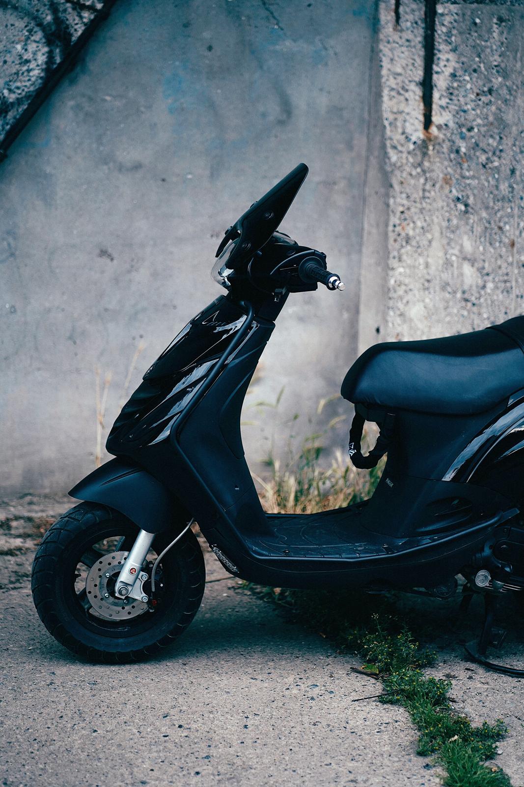 Piaggio Zip 4T (Dark Knight) billede 2