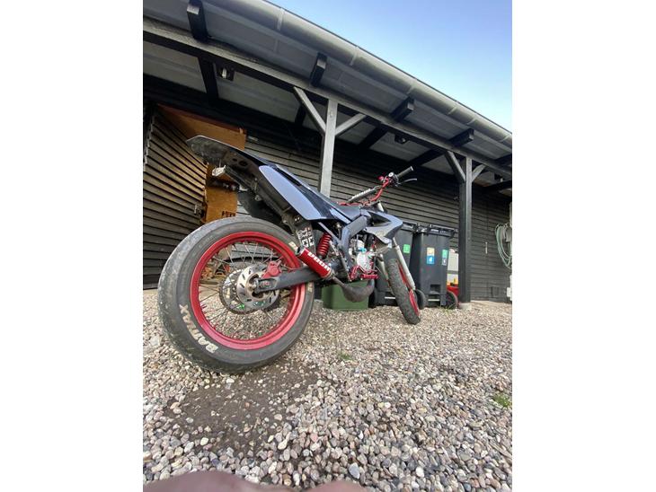 {{currentPhoto.altText}} billede {{currentPhoto.number}}