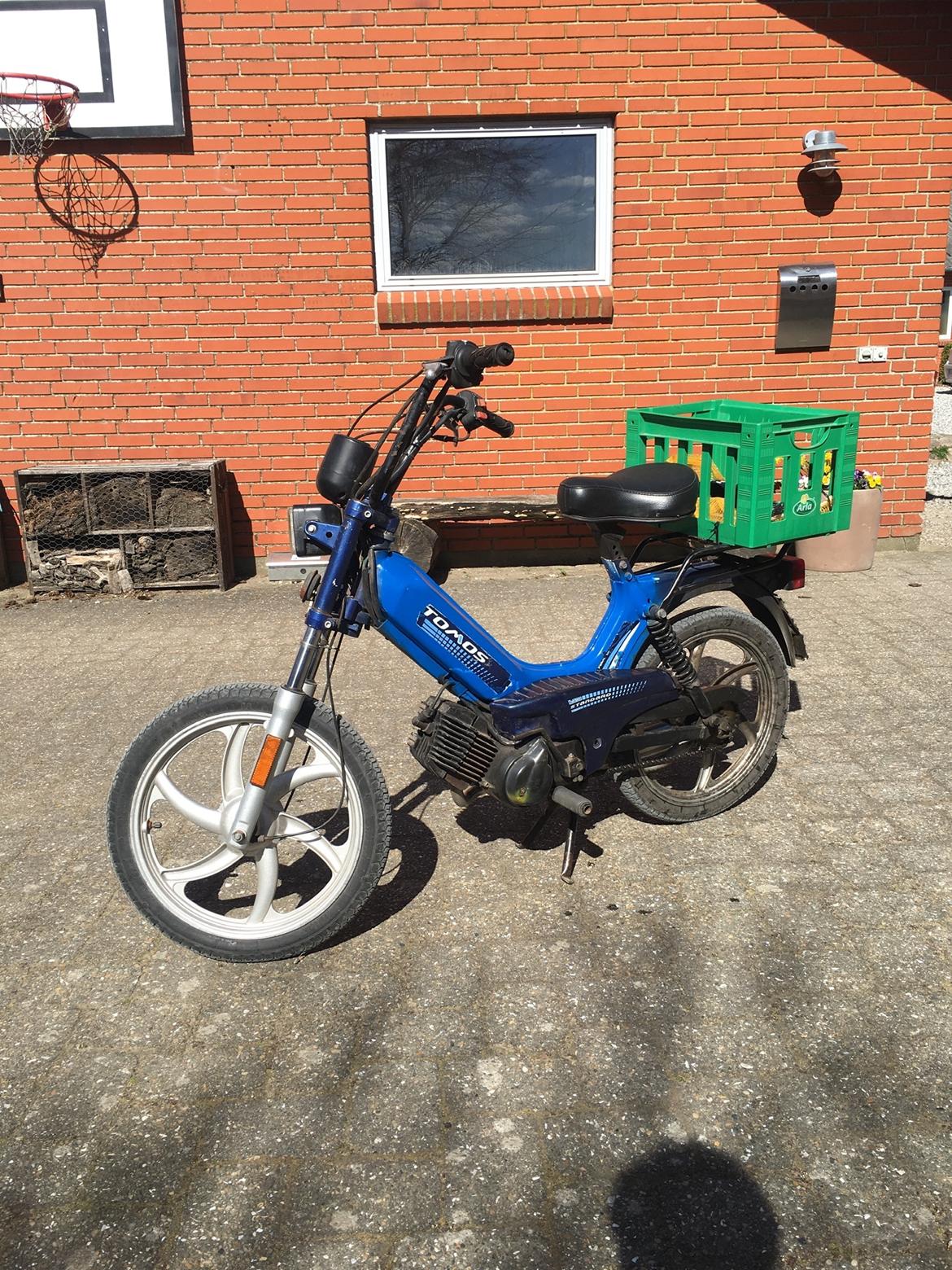 Tomos A35 - da jeg lige havde givet hende primer og spraymalet hende billede 4