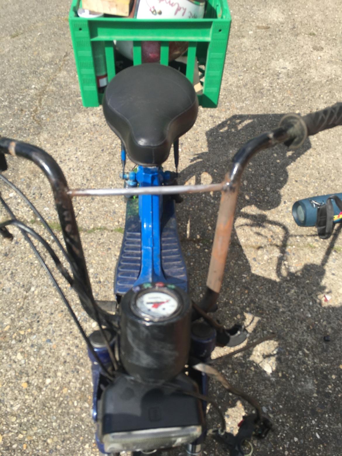 Tomos A35 - da jeg fjernede rust for at male styret rødt billede 5