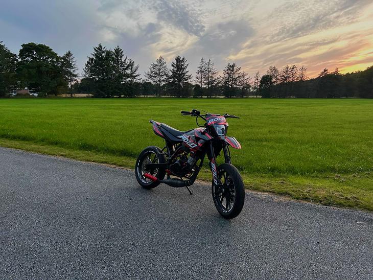 {{currentPhoto.altText}} billede {{currentPhoto.number}}