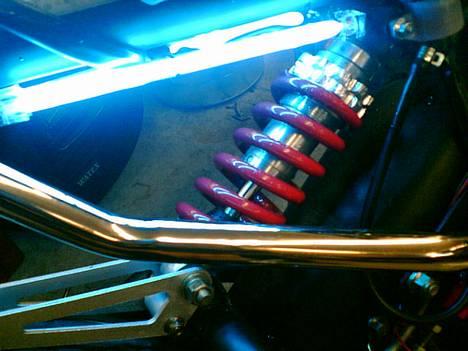 Sachs Madass Mrk. II (solgt) - En justerbar bagstøddemper i neonlys. billede 15