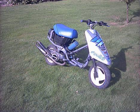 Yamaha jog ´Style iT..!! - som den ser ud lige PT.. men mere kommer.. stellet blir hvidt og fælge malet hvide igen.. ( pulverlakeret self ) billede 1