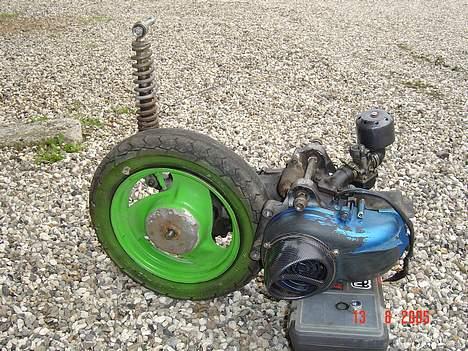 Suzuki fz-jog smidt ud - det så min motor... men bar rolig fælgen blir malet og der kommer nyt dæk på! billede 1