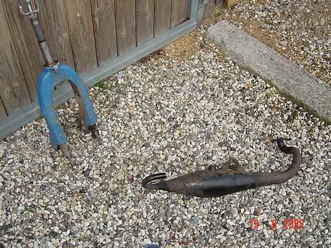 Suzuki fz-jog smidt ud - udstødningen er jeg ved at male sort og polere potten op på... wauw billede 4