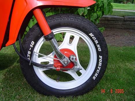 Honda Melody - Forhjul, rød bremsekaliber og rød forgaffel billede 7