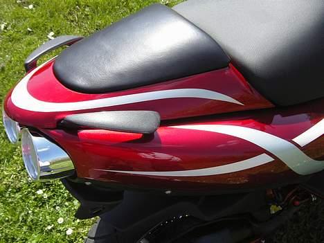 Aprilia sr50 ditech (Roed Design) - læderbagsæde og baglygter med krom hus og lexus look.... billede 13