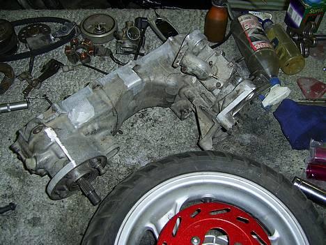 PGO PMX (Stylingsprojekt) - Har skåret ophæng til filter, bagskærm og dobbeltstøttefod (plus diverse støbegrater og andre fremspring) af blokken da det ikke er nødvendigt. billede 1