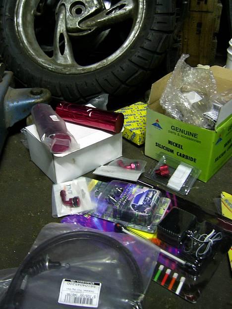 PGO PMX (Stylingsprojekt) - Lidt af det guf der skal på den :-): Aluminiumshåndtag med flammer, Rødeloxeret aluminiums oliepåfyldningskrue, 2x Rødeloxerede TNT ventiler (skal ha chrome ventilhætter på også), 1 par røde diodebolte, 4x rød mini neonrør, og Diverse nye kabler og cylle. billede 2