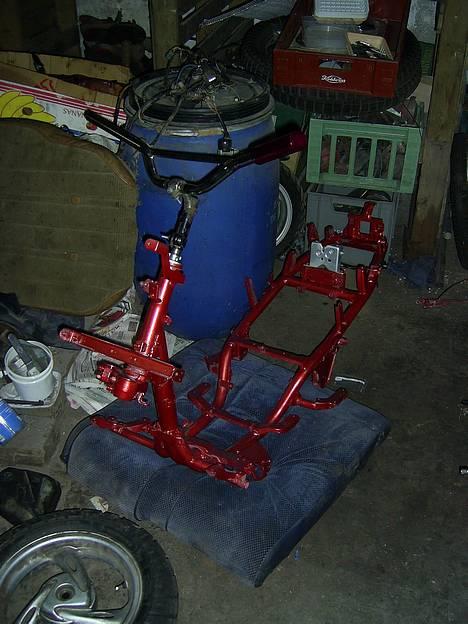 PGO PMX (Stylingsprojekt) - Så kom forgaffelbroen på med nye styrfitting :-D Og sædelåseanordningen efter den var lakeret Sølvmetallic (styret er kun for lige at prøve hvordan det ser ud, for køber nok et andet styr, evt Doppler rød frempind og et chrome styr)... billede 3